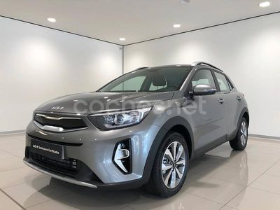 Usado Kia Stonic 100 CV (73 kW) 2025 Gris / plata SUV