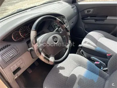 Usado Kia Carens LX 140 CV (102 kW) 2006 Beige Monovolumen