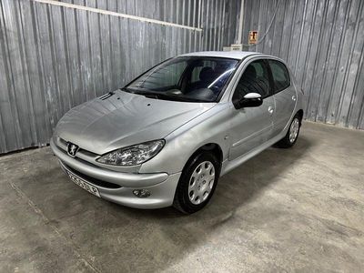 Usado Peugeot 206 90 CV (66 kW) 2005 Gris / plata Berlina