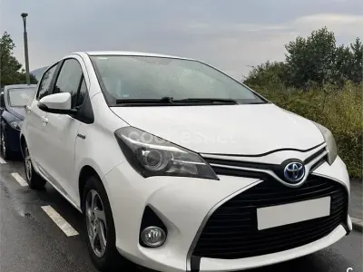 Usado Toyota Yaris Hybrid Active 100 CV (73 kW) 2015 Blanco Berlina