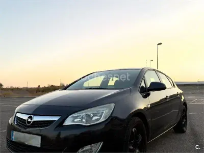 Usado Opel Astra Selective 110 CV (80 kW) 2012 Negro Berlina