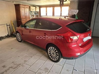 Käytetty Ford Focus Titanium 115 HP (84 kW) 2013 Punainen Sedan