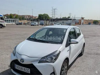 Usado Toyota Yaris Hybrid 100 CV (73 kW) 2017 Blanco Berlina