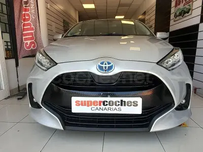 Usado Toyota Yaris Hybrid Business Edition 116 CV (85 kW) 2021 Gris / plata Berlina