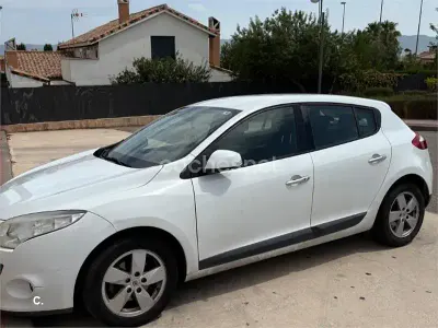 Usado Renault Mégane III Dynamique 110 CV (80 kW) 2011 Blanco Berlina
