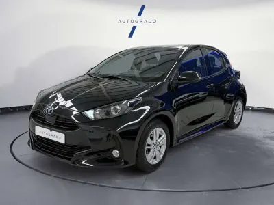 Usado Toyota Yaris Business Edition 116 CV (85 kW) 2022 Gris Utilitario