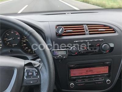 Usado Seat Leon Style 105 CV (77 kW) 2011 Negro Utilitario