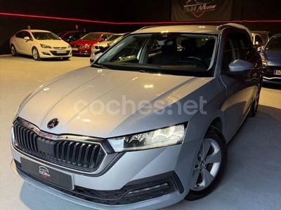 Gris / plata Usado 2021 Skoda Octavia Ambition Familiar | 11.990 €