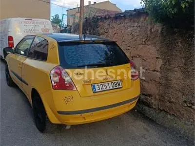 Używany Fiat Stilo Dynamic 140 KM (102 kW) 2004 Żółty Sedan/Limuzyna