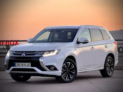 Usado Mitsubishi Outlander P-HEV 203 CV (149 kW) 2017 Blanco SUV