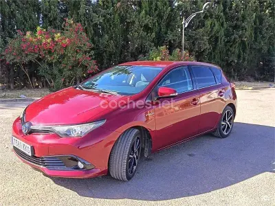 Usado Toyota Auris Hybrid 136 CV (100 kW) 2018 Granate Berlina