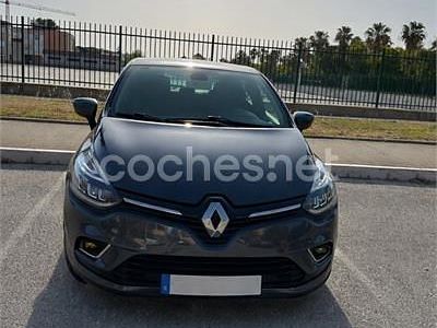 Usado Renault Clio IV Zen 90 CV (66 kW) 2018 Gris / plata Berlina