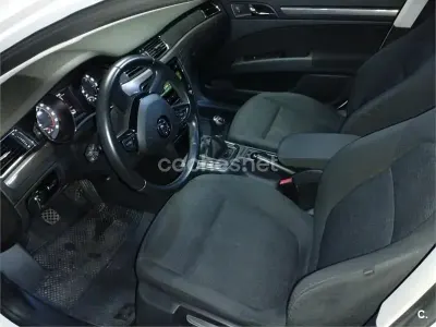 Usado Skoda Superb Active 140 CV (102 kW) 2015 Blanco Familiar