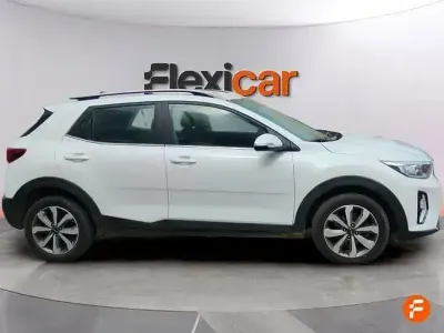 Usado Kia Stonic 84 CV (61 kW) 2023 Blanco SUV