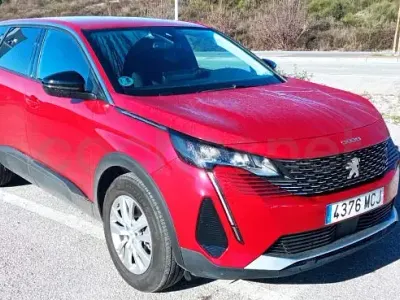 Usado Peugeot 5008 Active 130 CV (95 kW) 2022 Rojo SUV