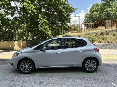 Usado Peugeot 208 Style 82 CV (60 kW) 2016 Gris / plata Utilitario