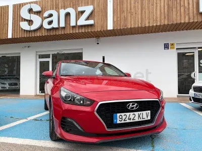 Usado Hyundai i30 120 CV (88 kW) 2018 Rojo Berlina