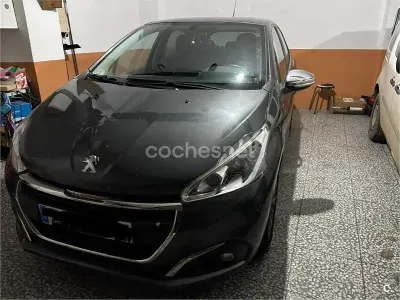 Usado Peugeot 208 Style 82 CV (60 kW) 2017 Verde Utilitario