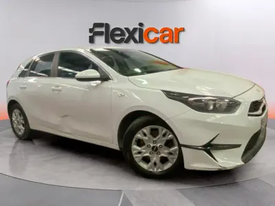 Begagnad Kia Ceed 136 HK (100 kW) 2023 Vit Halvkombi
