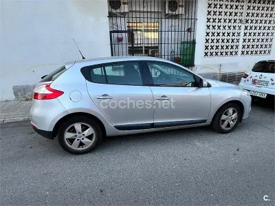 Usado Renault Mégane III Dynamique 130 CV (95 kW) 2010 Gris / plata Berlina