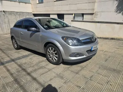 Usado Opel Astra GTC Enjoy 90 CV (66 kW) 2008 Gris Utilitario