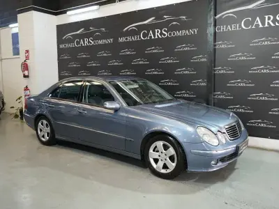Usado Mercedes E280 Avantgarde 190 CV (139 kW) 2005 Azul Berlina