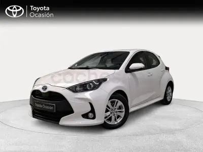 Usado Toyota Yaris Hybrid Active 116 CV (85 kW) 2022 Blanco Berlina