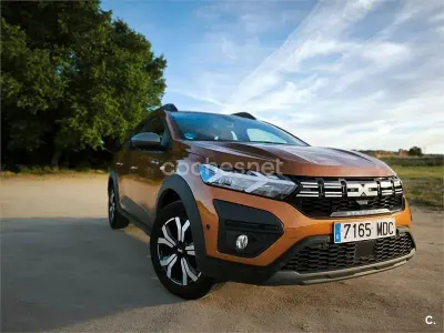 Usado Dacia Sandero Expression 101 CV (74 kW) 2022 Naranja Berlina