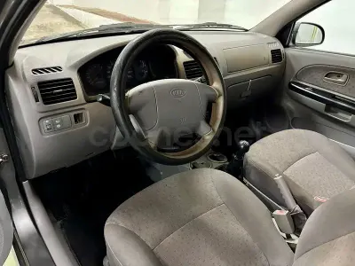 Usado Kia Rio 97 CV (71 kW) 2004 Gris / plata Berlina