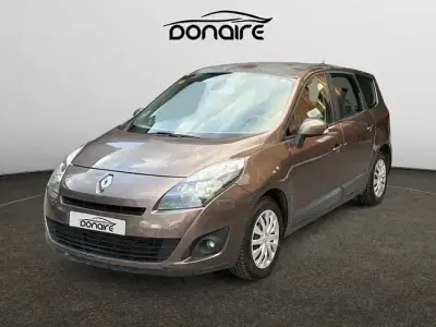 Usado Renault Scénic III Dynamique 110 CV (80 kW) 2010 Marrón Monovolumen