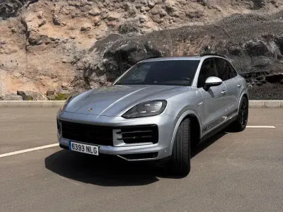 Käytetty Porsche Cayenne S E-Hybrid 519 HP (381 kW) 2024 Harmaa Katumaasturi