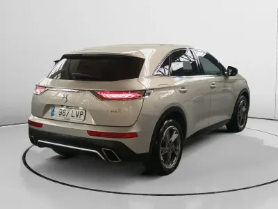 Usado DS Automobiles DS7 Crossback So Chic 181 CV (133 kW) 2021 Gris SUV