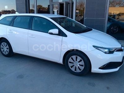Usado Toyota Auris Active 90 CV (66 kW) 2017 Blanco Familiar
