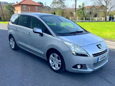 Usado Peugeot 5008 Premium 110 HP (80 kW) 2010 Cinzento Monovolume