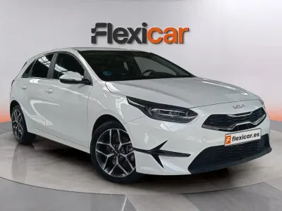 Usado Kia Ceed 136 CV (100 kW) 2023 Blanco Utilitario