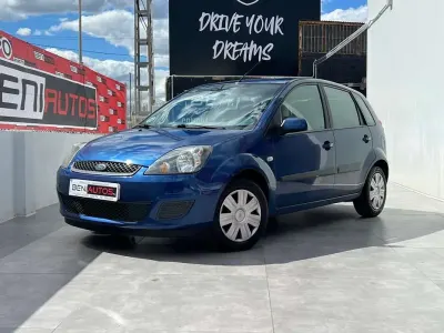 Usado Ford Fiesta Ambiente 68 CV (50 kW) 2008 Azul Utilitario
