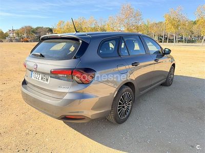 Usado Fiat Tipo 130 CV (95 kW) 2022 Gris / plata Familiar