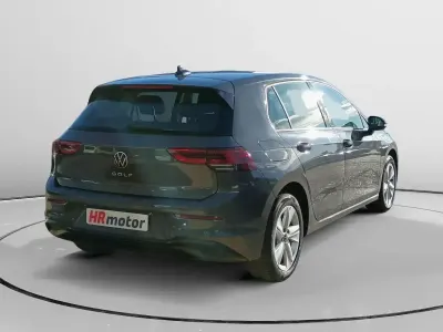 Käytetty VW Golf VIII Life 110 HP (80 kW) 2024 Harmaa Sedan