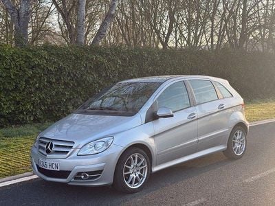 Usado Mercedes B180 109 CV (80 kW) 2011 Gris / plata Monovolumen