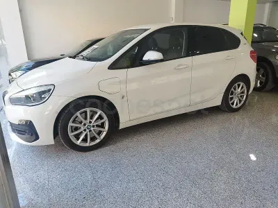 Usado BMW 225 Active Tourer iPerformance 224 CV (164 kW) 2018 Blanco Monovolumen