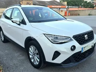 Usado Seat Arona Style Plus 110 CV (80 kW) 2022 Blanco SUV