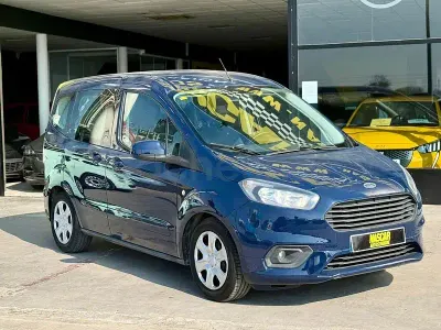 Usado Ford Tourneo Courier Trend 100 CV (73 kW) 2018 Azul Monovolumen