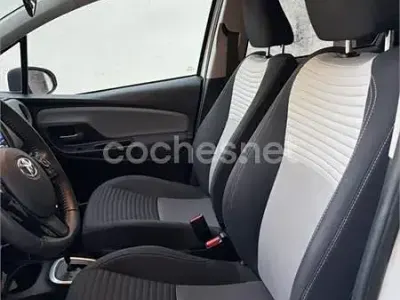 Usado Toyota Yaris Hybrid 100 CV (73 kW) 2019 Blanco Berlina