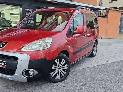 Usado Peugeot Partner Tepee Outdoor 90 CV (66 kW) 2010 Granate Monovolumen