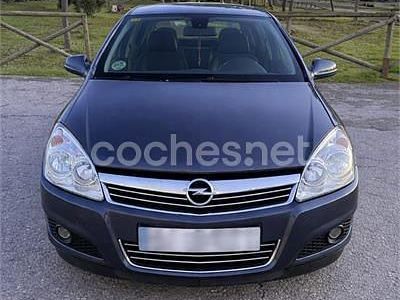 Gris / plata Usado 2009 Opel Astra Edition Berlina | 4990 € (Un poco caro)