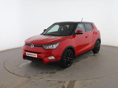 Rojo Usado 2015 Ssangyong (KGM) Tivoli Sapphire SUV | 9999 € (Precio justo)