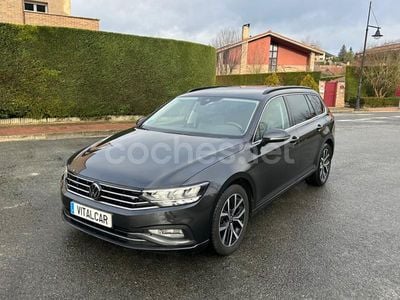 Gris / plata Usado 2023 VW Passat Executive Familiar | 22.900 € (Buen precio)