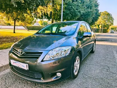 Usado Toyota Auris Active 90 CV (66 kW) 2011 Gris / plata Utilitario