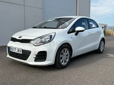 Usado Kia Rio 85 CV (62 kW) 2015 Blanco Berlina