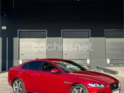 Usado Jaguar XE R-Sport 180 CV (132 kW) 2018 Rojo Berlina